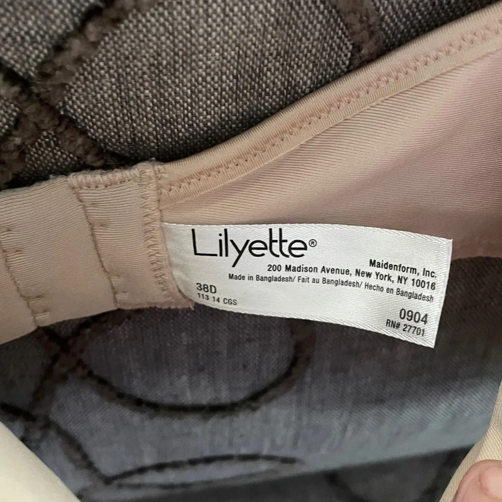 Lilyette Bra nude 38D .  Unpadded underwire style.  Adjustable straps.  EUC - Picture 2 of 12